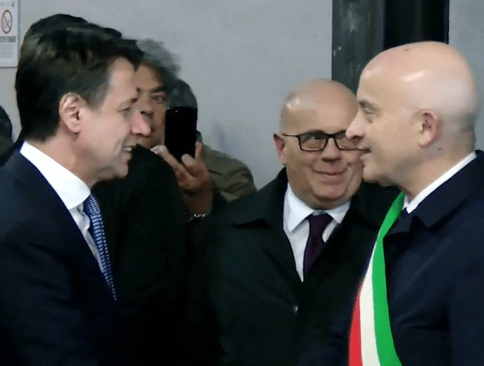 Il Premier Conte stringe la mano ad Antonio Aloia sindaco di Vallo della Lucania