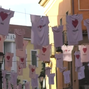Magliette con i cuori appese in via Murat a Vallo della Lucania 2020