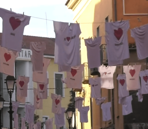 Magliette con i cuori appese in via Murat a Vallo della Lucania 2020