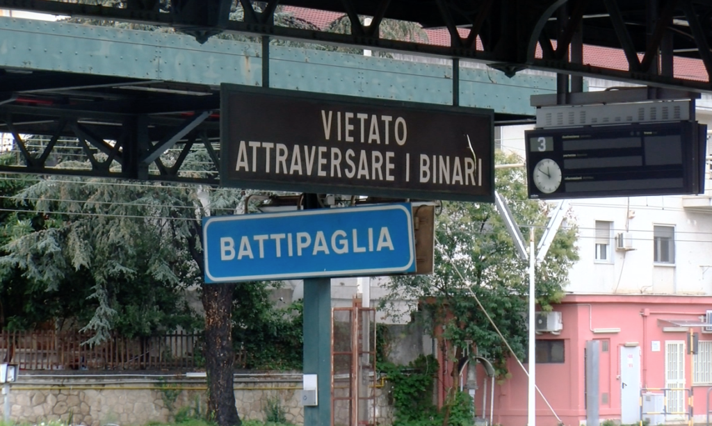 Stazione Ferroviaria di Battipaglia - Cartello "vietato attraversare i binari"